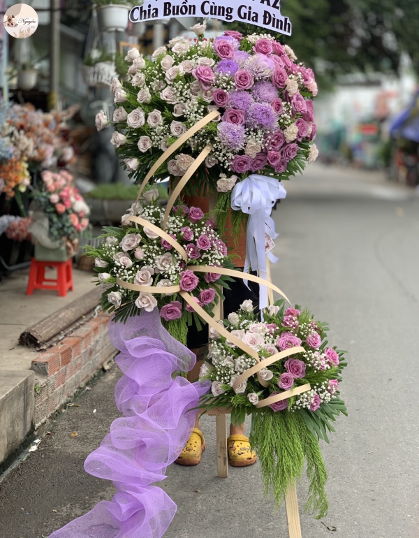hoa viếng 3 tầng hồng tím sang trọng